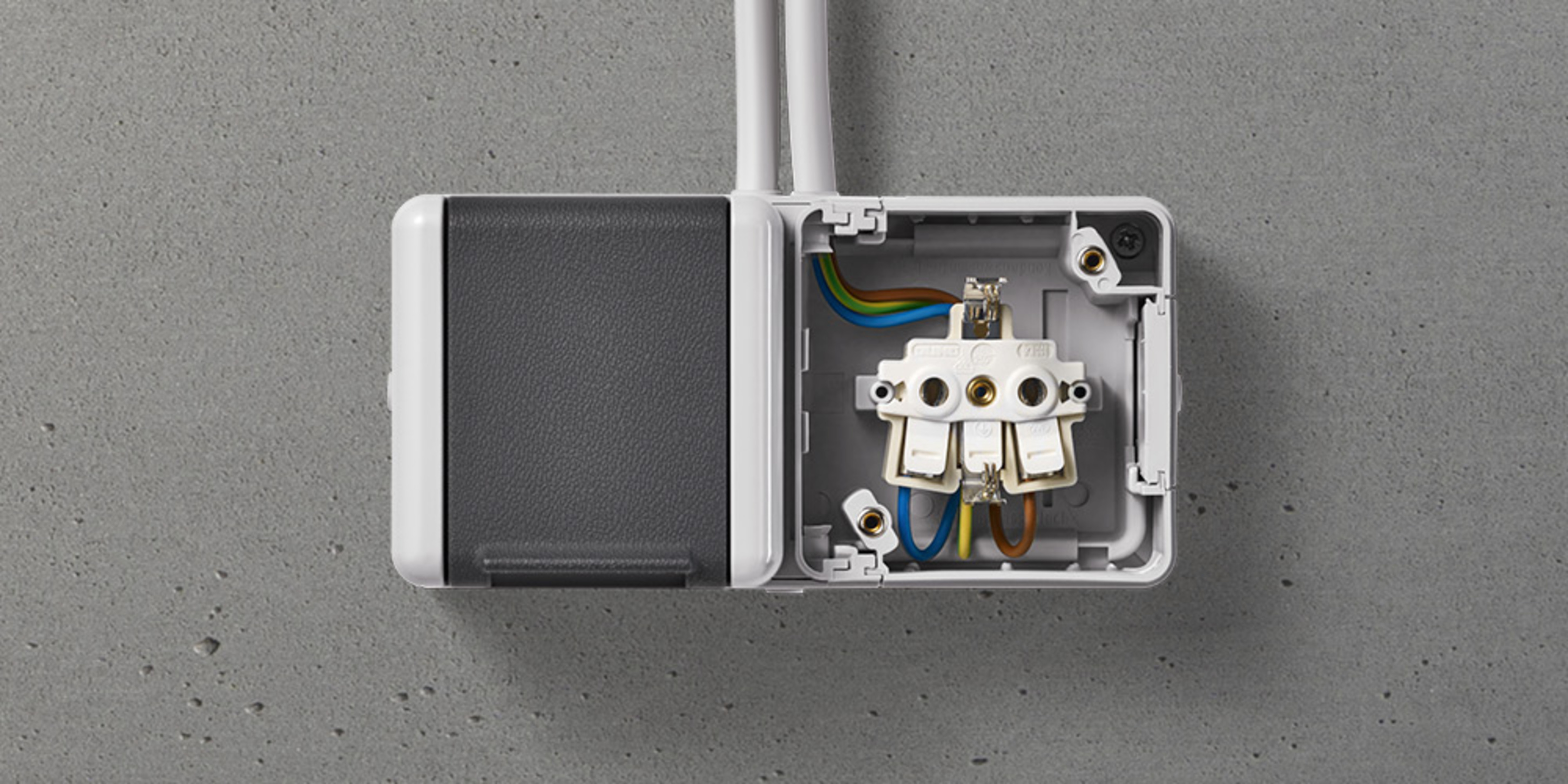 Doppelsteckdose mit Trennsteg bei SATFUN GmbH in Leinburg